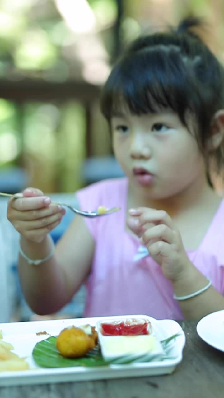 女孩们在餐桌上吃东西视频素材