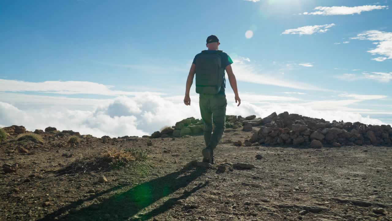 徒步旅行度假。山夏天旅行视频素材