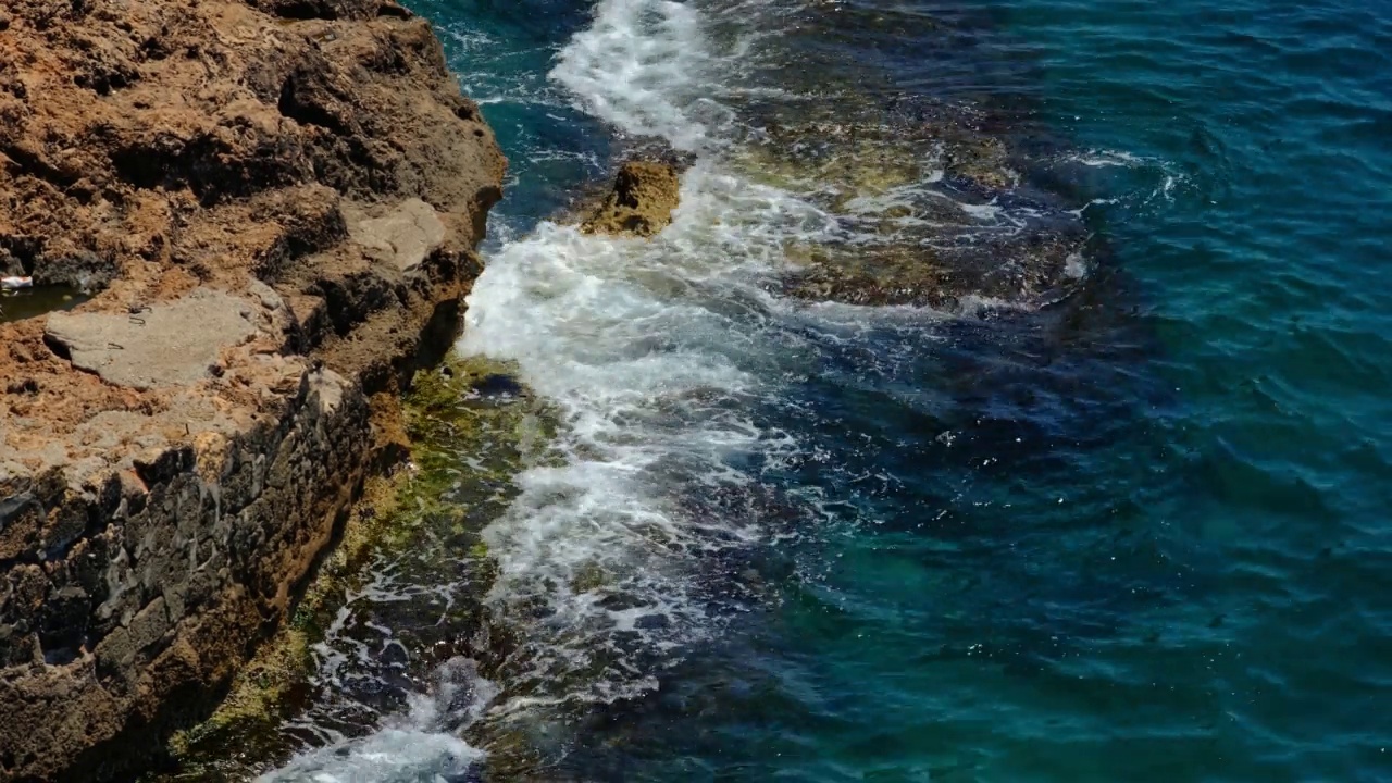 海浪拍打着岩石视频素材