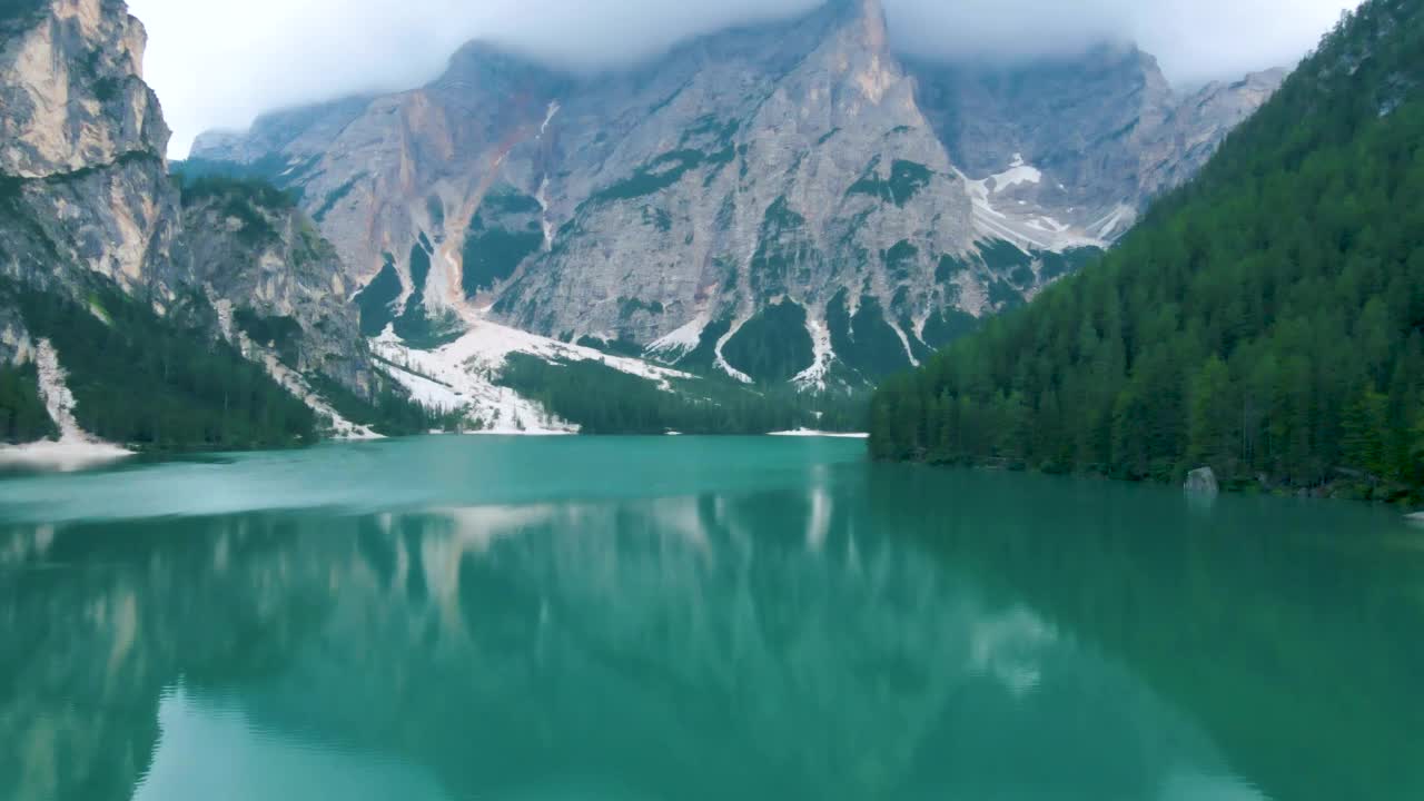 Lago di brais湖，一个浪漫的地方，有木桥和小船在高山湖，阿尔卑斯山脉，白云石，意大利，欧洲，意大利阿尔卑斯山美丽的湖，Lago di brais视频素材