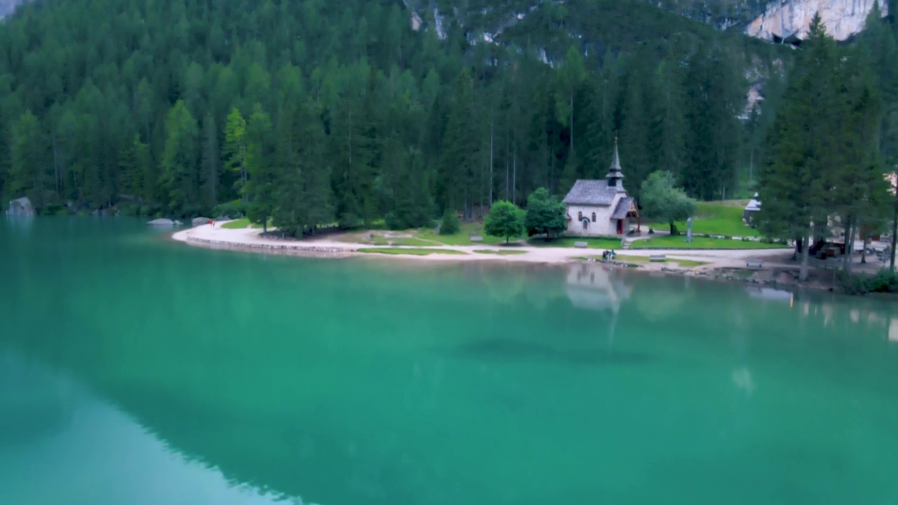 Lago di brais湖，一个浪漫的地方，有木桥和小船在高山湖，阿尔卑斯山脉，白云石，意大利，欧洲，意大利阿尔卑斯山美丽的湖，Lago di brais视频素材