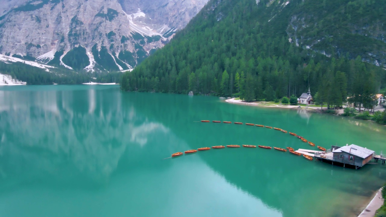 Lago di brais湖，一个浪漫的地方，有木桥和小船在高山湖，阿尔卑斯山脉，白云石，意大利，欧洲，意大利阿尔卑斯山美丽的湖，Lago di brais视频素材