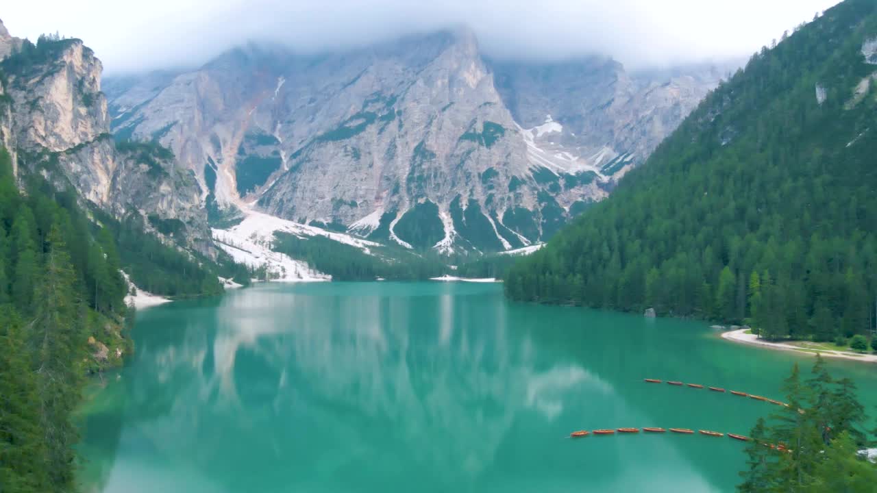 Lago di brais湖，一个浪漫的地方，有木桥和小船在高山湖，阿尔卑斯山脉，白云石，意大利，欧洲，意大利阿尔卑斯山美丽的湖，Lago di brais视频素材