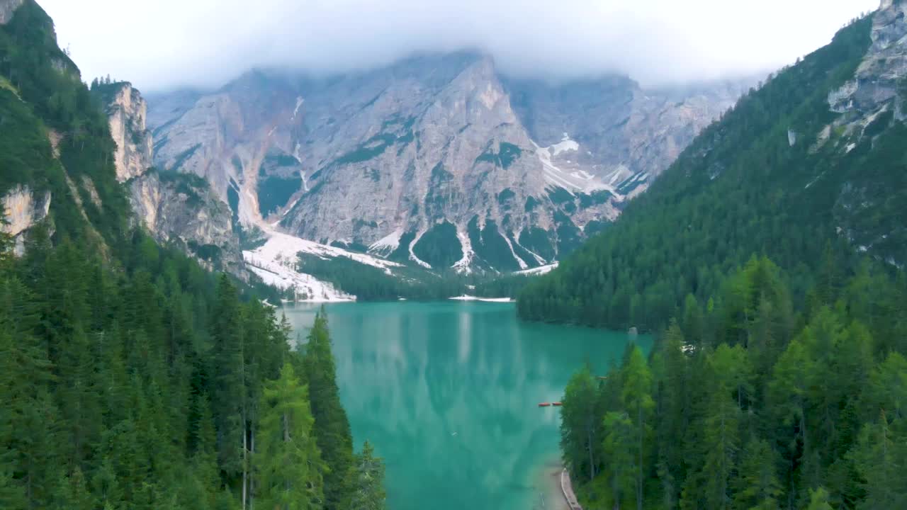 Lago di brais湖，一个浪漫的地方，有木桥和小船在高山湖，阿尔卑斯山脉，白云石，意大利，欧洲，意大利阿尔卑斯山美丽的湖，Lago di brais视频素材