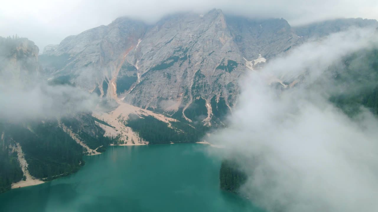 Lago di brais湖，一个浪漫的地方，有木桥和小船在高山湖，阿尔卑斯山脉，白云石，意大利，欧洲，意大利阿尔卑斯山美丽的湖，Lago di brais视频素材