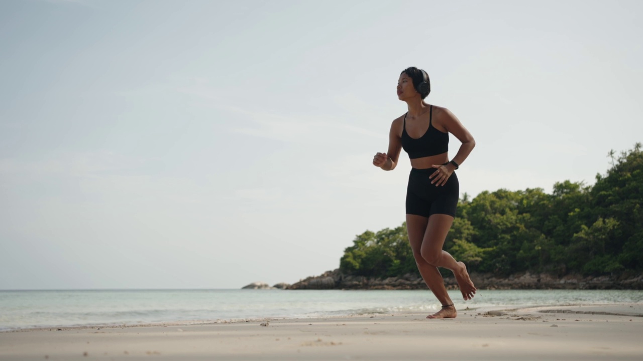 在海滩上慢跑的女人视频素材