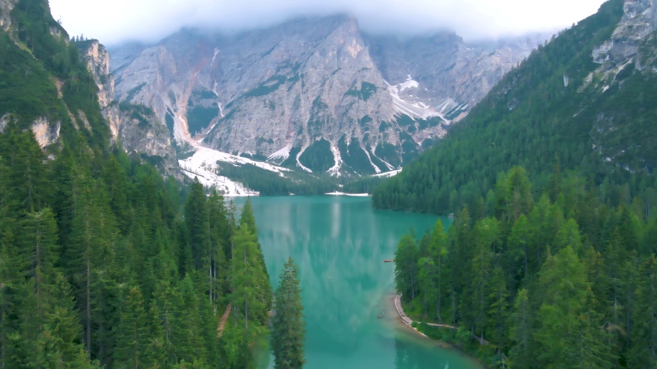 Lago di brais湖，一个浪漫的地方，有木桥和小船在高山湖，阿尔卑斯山脉，白云石，意大利，欧洲，意大利阿尔卑斯山美丽的湖，Lago di brais视频素材