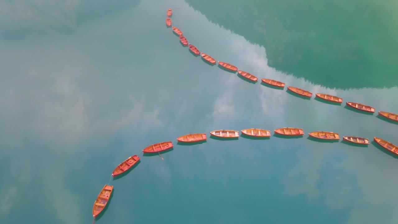 Lago di brais湖，一个浪漫的地方，有木桥和小船在高山湖，阿尔卑斯山脉，白云石，意大利，欧洲，意大利阿尔卑斯山美丽的湖，Lago di brais视频素材