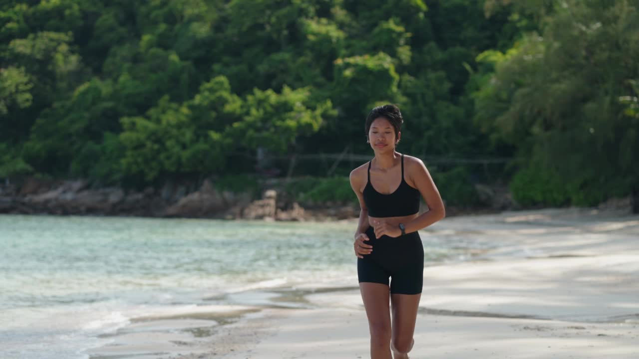 在海滩上慢跑的女人视频素材