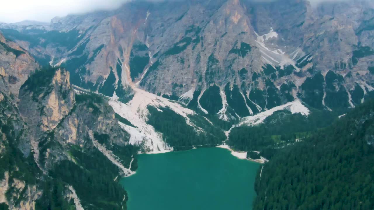 Lago di brais湖，一个浪漫的地方，有木桥和小船在高山湖，阿尔卑斯山脉，白云石，意大利，欧洲，意大利阿尔卑斯山美丽的湖，Lago di brais视频素材