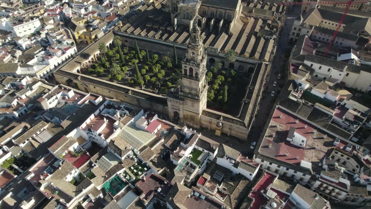 空中倾斜显示历史地标Mezquita-Catedral de Córdoba视频素材