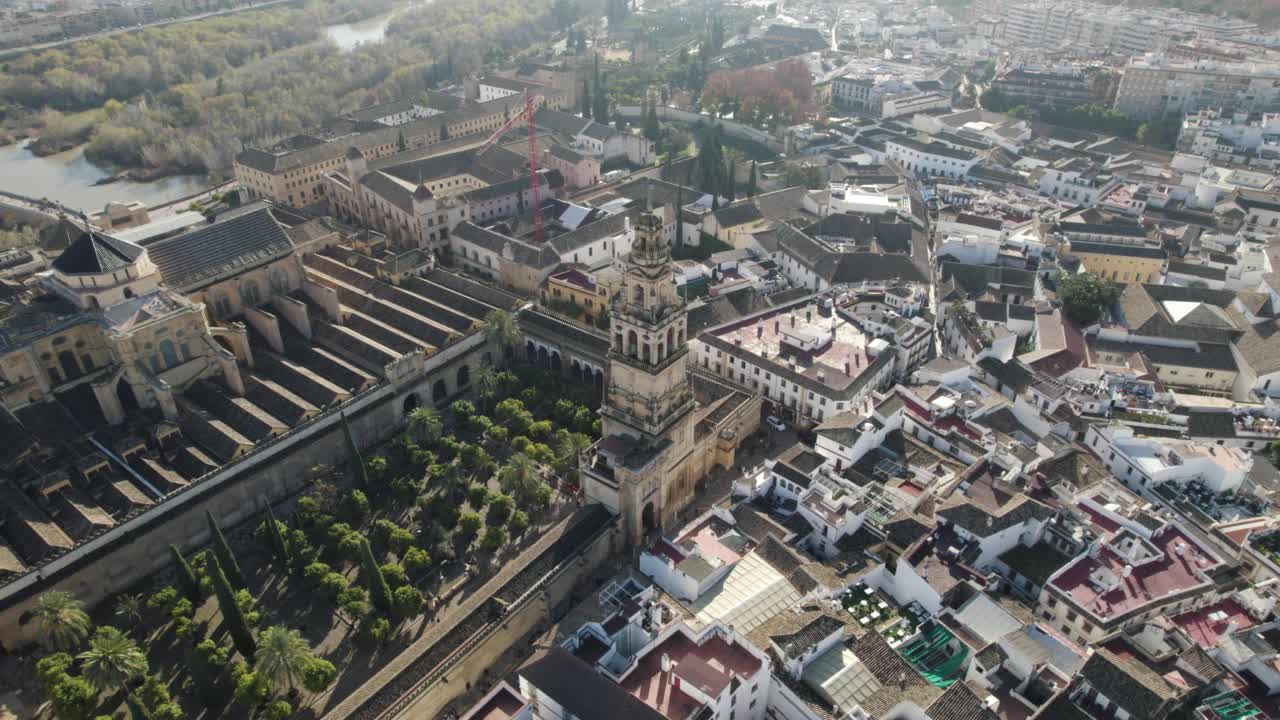 托雷德尔坎帕纳里奥，俯瞰科尔多瓦清真寺大教堂的风景钟楼。西班牙视频素材