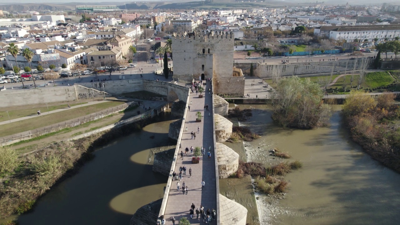 Torre De Calahorra中世纪门塔和城镇博物馆;空中的回调视频素材