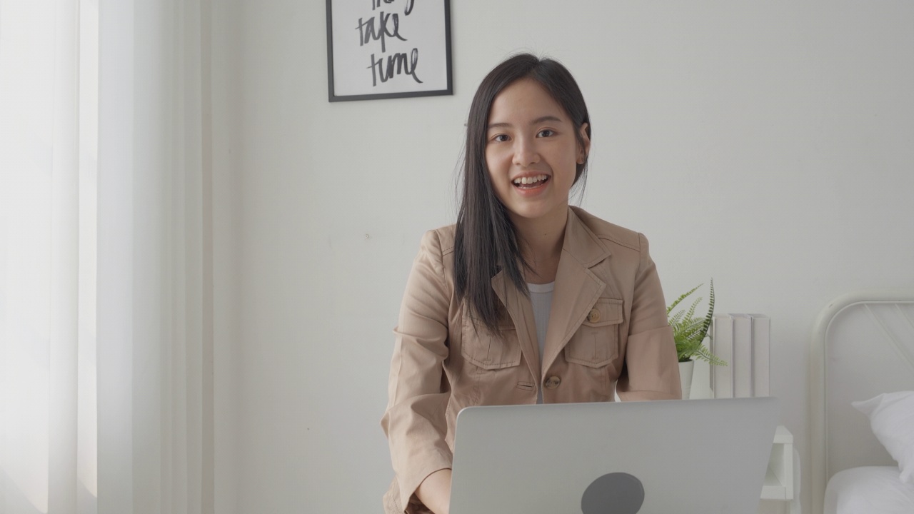 年轻的亚洲女商人视频电话和演示会议在线在家，妇女会议和谈论目前笔记本电脑，一个人，业务和沟通的概念。视频素材