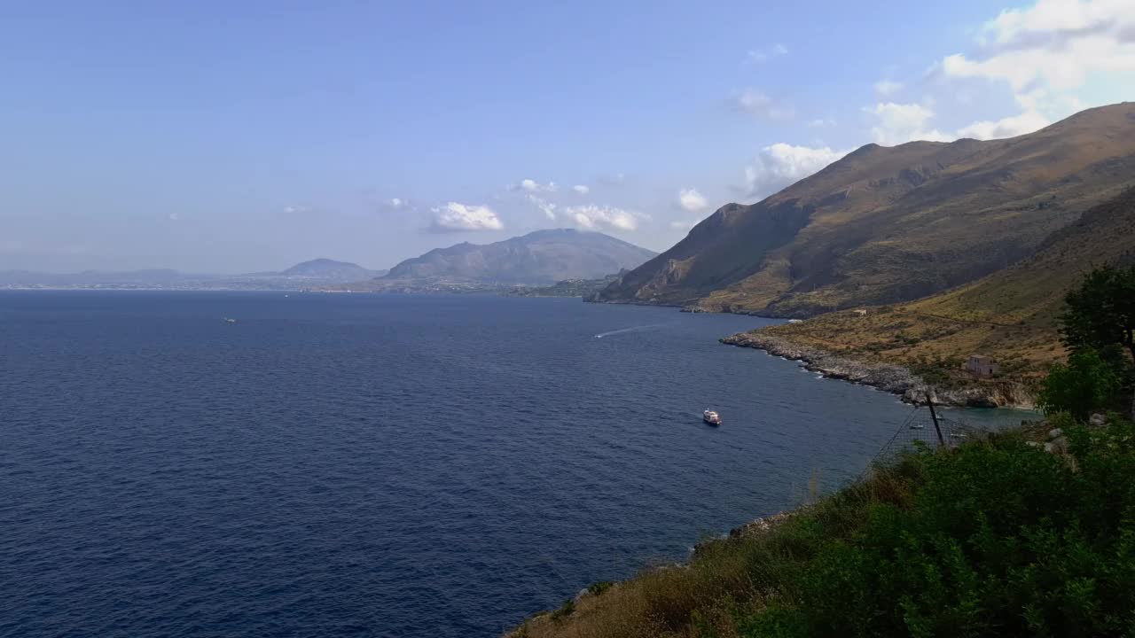 西西里的Riserva dello Zingaro自然保护区的空中全景，有山、悬崖、船和海湾。意大利视频素材