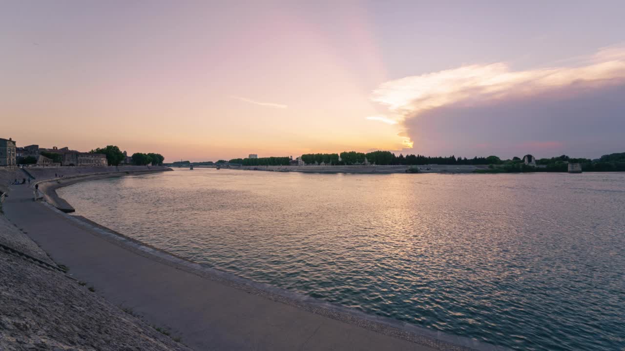 日落在阿尔勒Rhône河上流逝视频素材