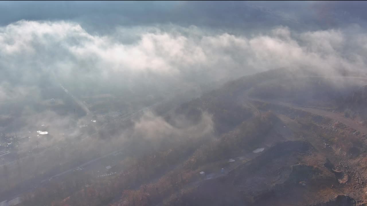 鸟瞰秋日山林中的晨雾视频素材