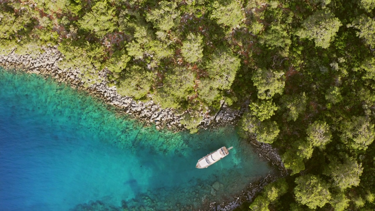 船在水晶般的海面上。视频素材