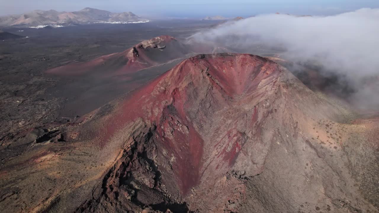 鸟瞰蒂曼法亚国家公园附近的火山谷，兰萨罗特，加那利群岛，西班牙。速度从30帧/秒提高到2倍。视频素材