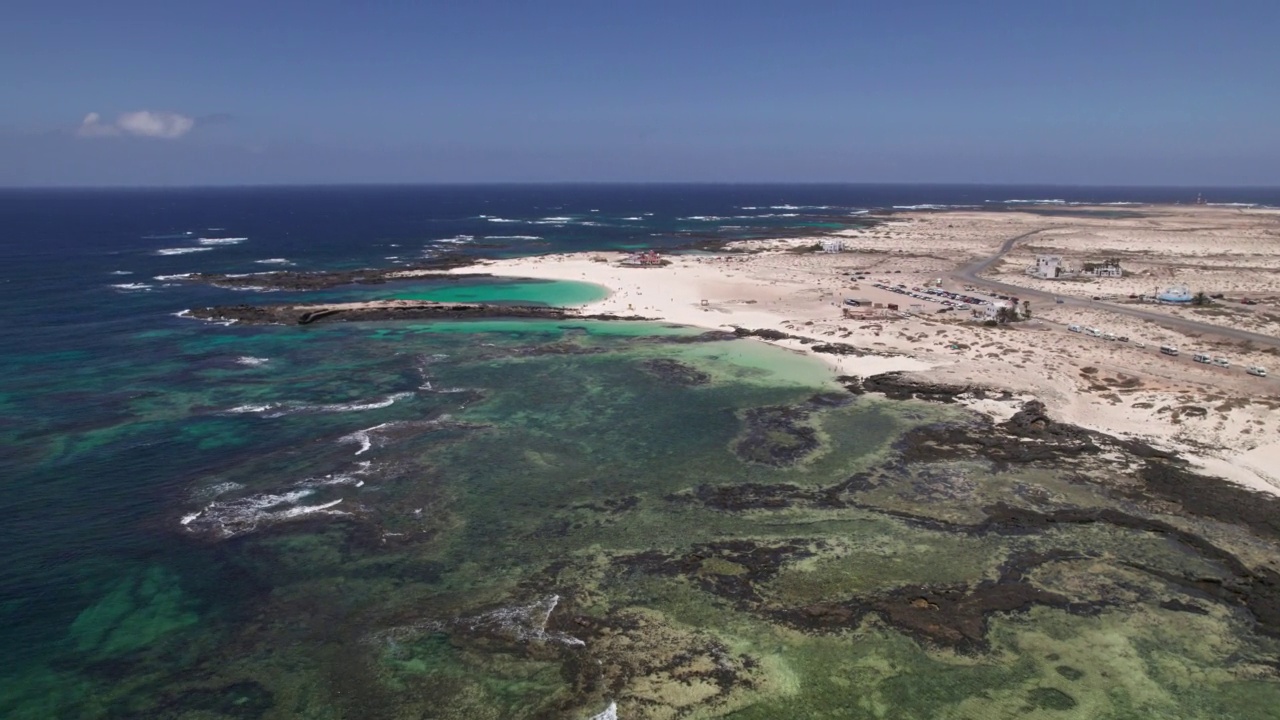 航拍的Playa De La Concha, El Cotillo, Fuerteventura，加那利群岛，西班牙。从30帧/秒加速2倍。视频素材