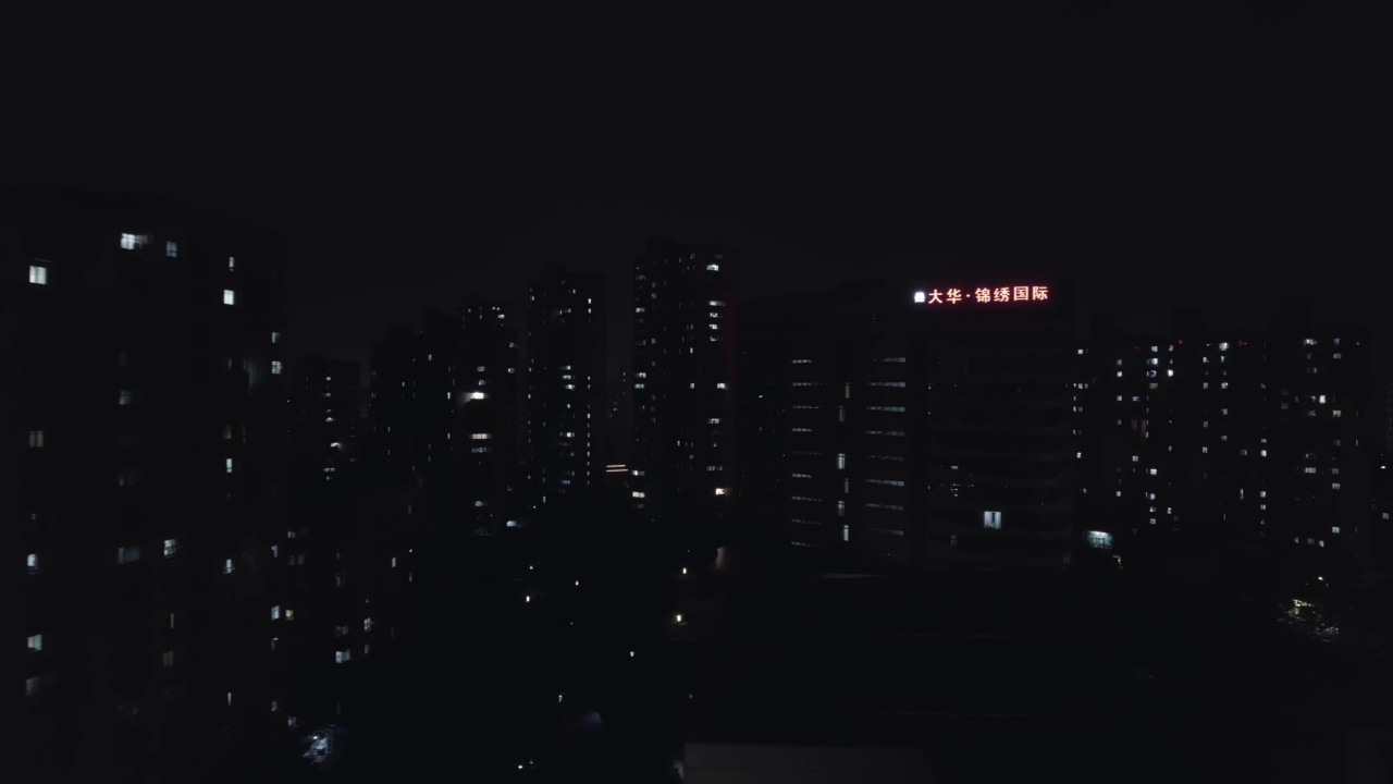 上海夜间沿路居民区视频素材