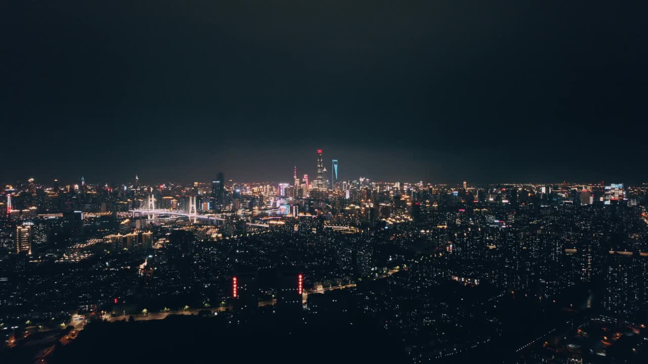 上海夜间沿路居民区视频素材