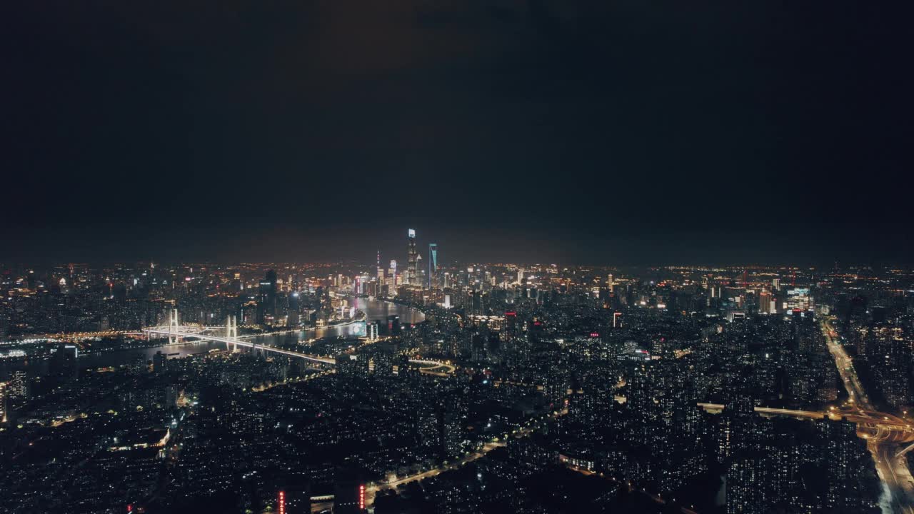 上海夜间沿路居民区视频素材