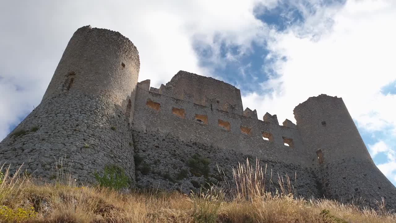 低角度全景图的Ladyhawke城堡在Rocca Calascio，意大利视频素材