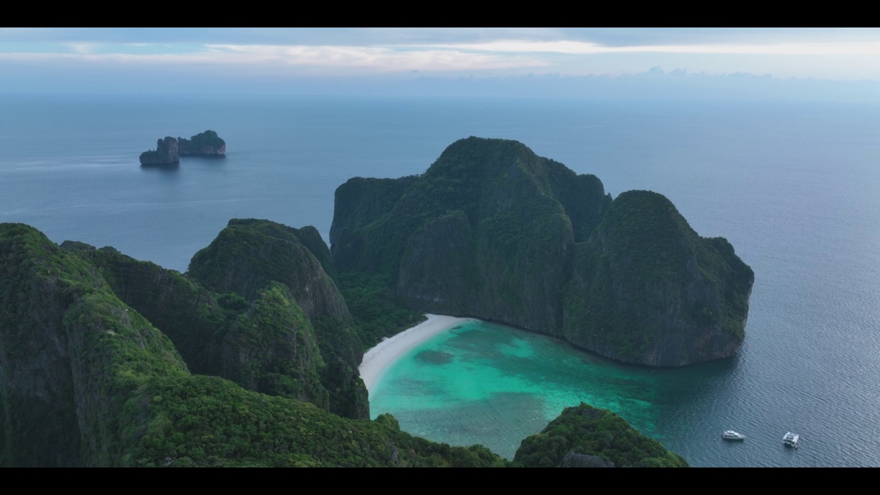 鸟瞰图的玛雅海滩旅游地标的披披岛甲米，泰国。视频素材