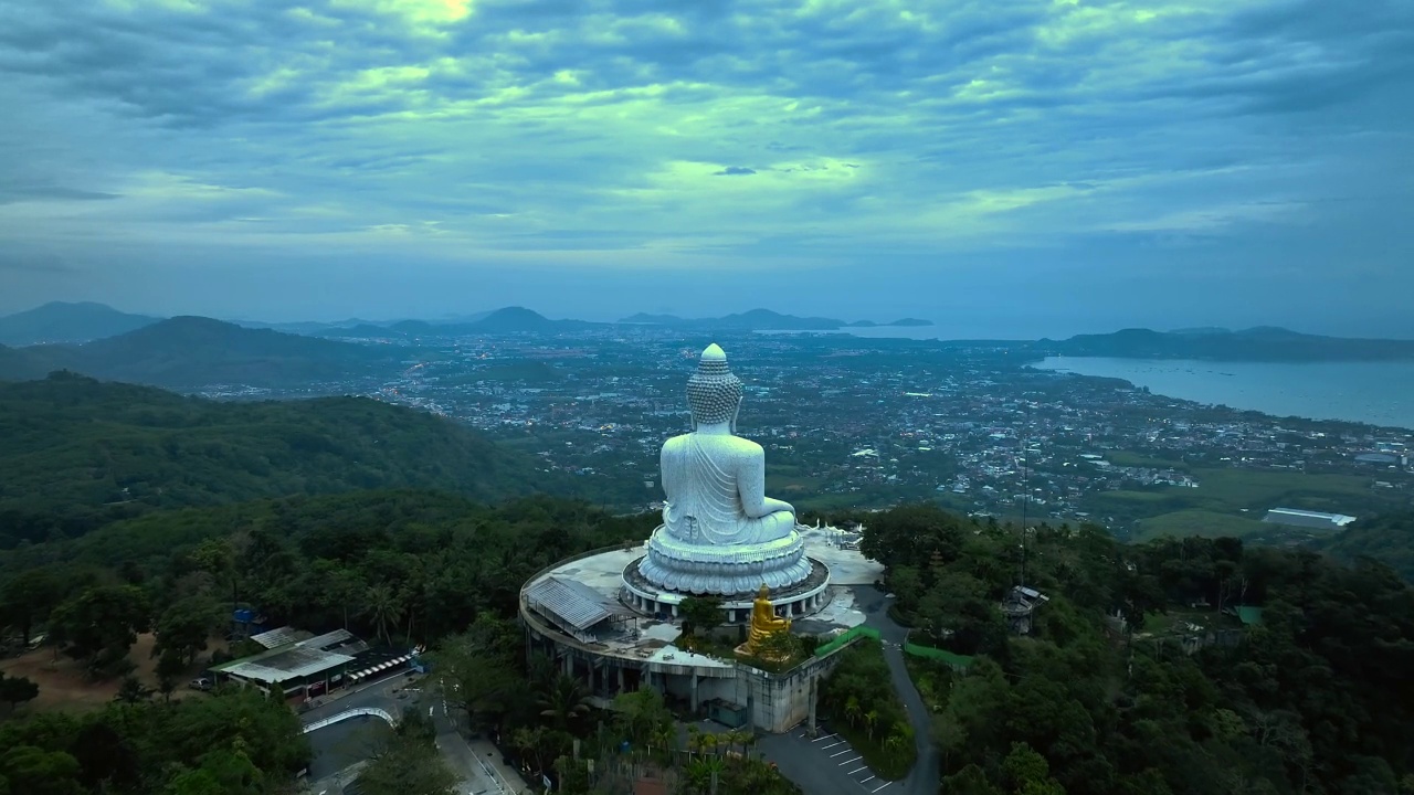 在普吉岛大佛，或普吉岛大佛日落时的鸟瞰图，是一个马拉维加坐佛像在普吉岛，泰国。视频素材