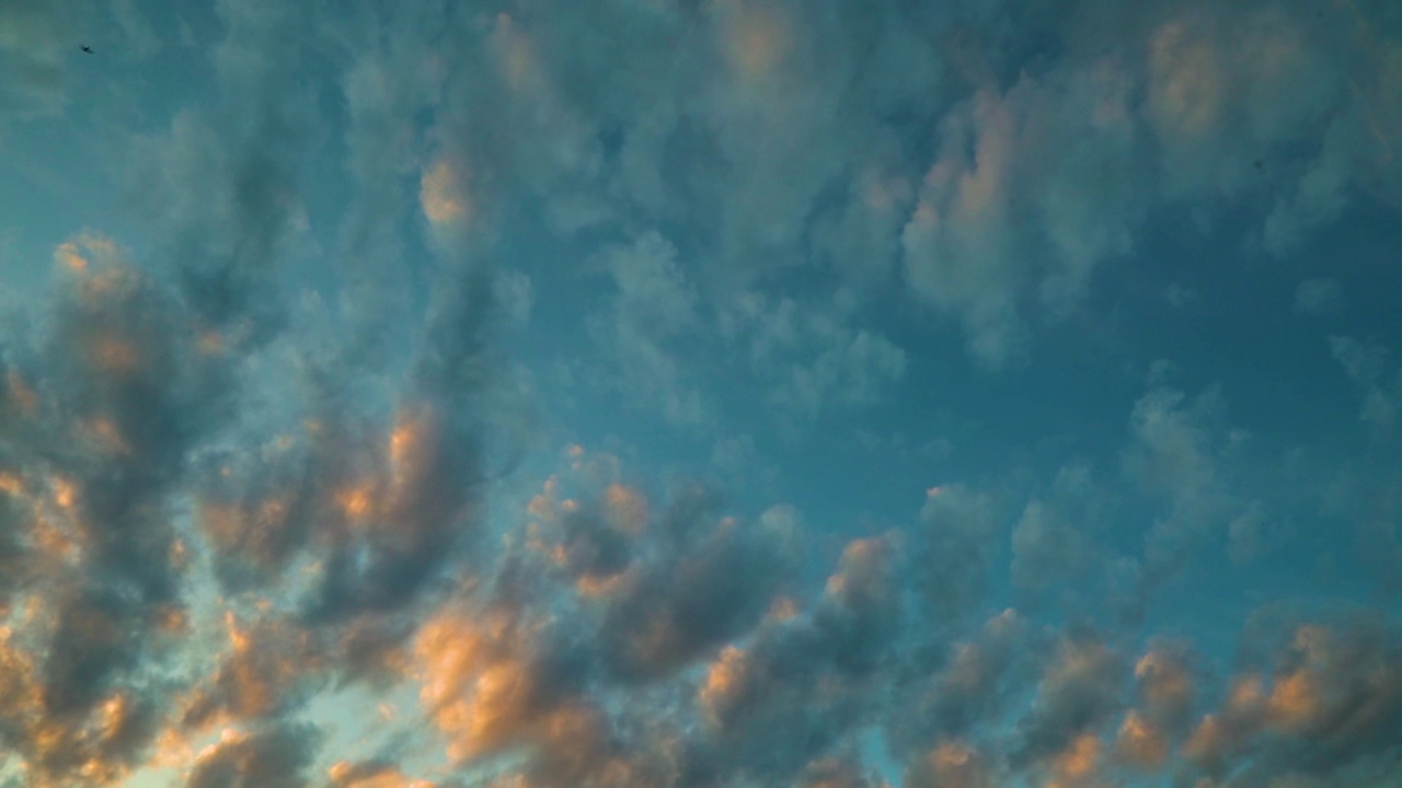 天空的时间流逝美丽的背景，蓝色的天空有云和太阳，视频素材