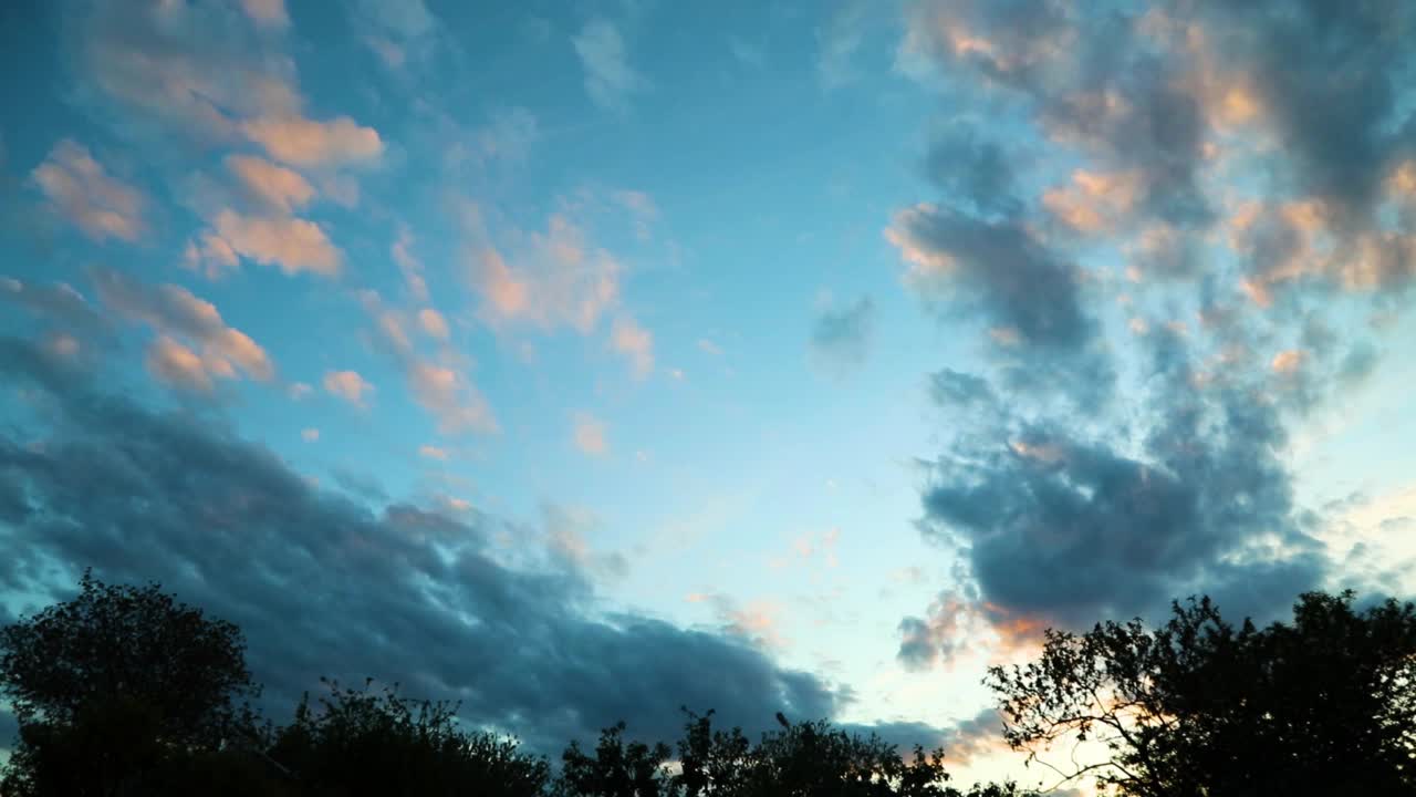 天空的时间流逝美丽的背景，蓝色的天空有云和太阳，视频素材