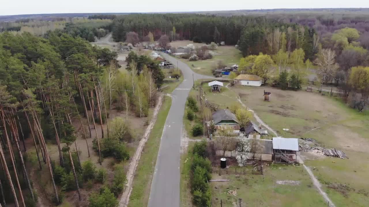 乌克兰偏远森林地区的一个小村庄的鸟瞰图视频素材