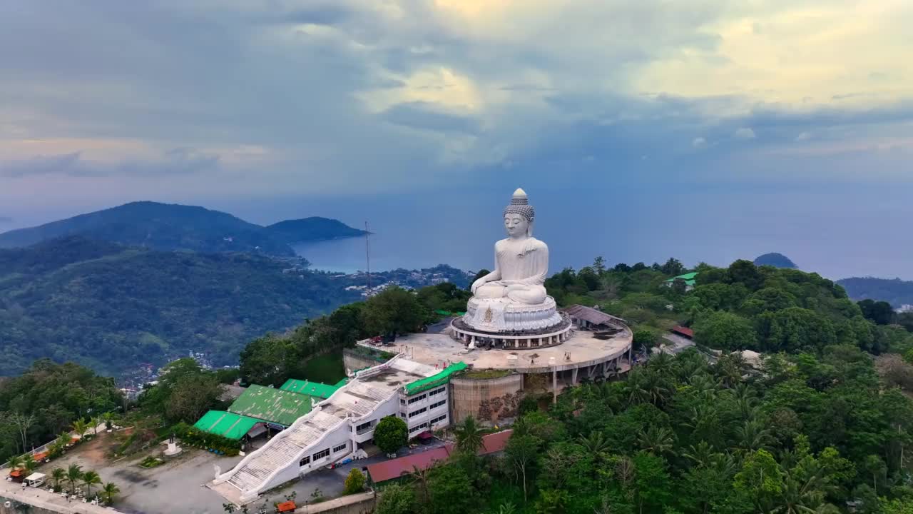 在普吉岛大佛，或普吉岛大佛日落时的鸟瞰图，是一个马拉维加坐佛像在普吉岛，泰国。视频素材