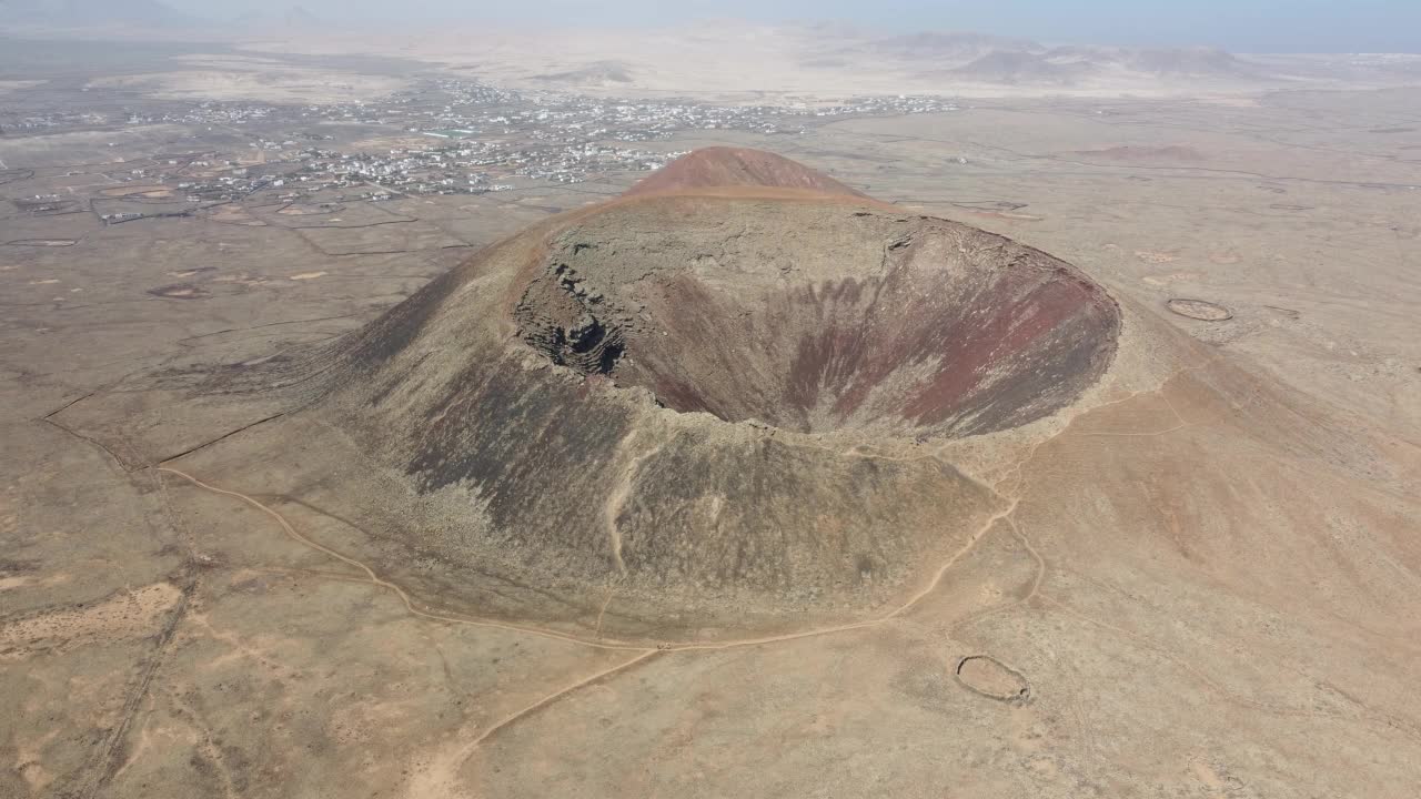 在加那利群岛的火山口的鸟瞰图。视频素材