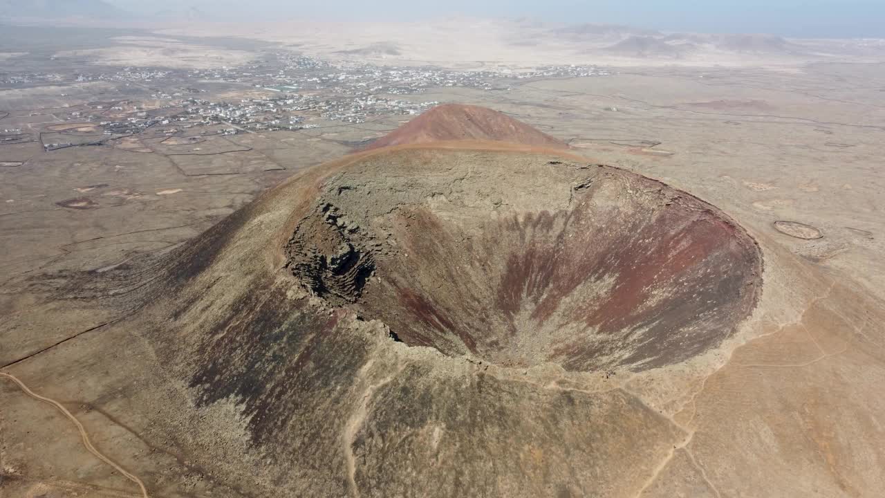 在加那利群岛的火山口的鸟瞰图。视频素材