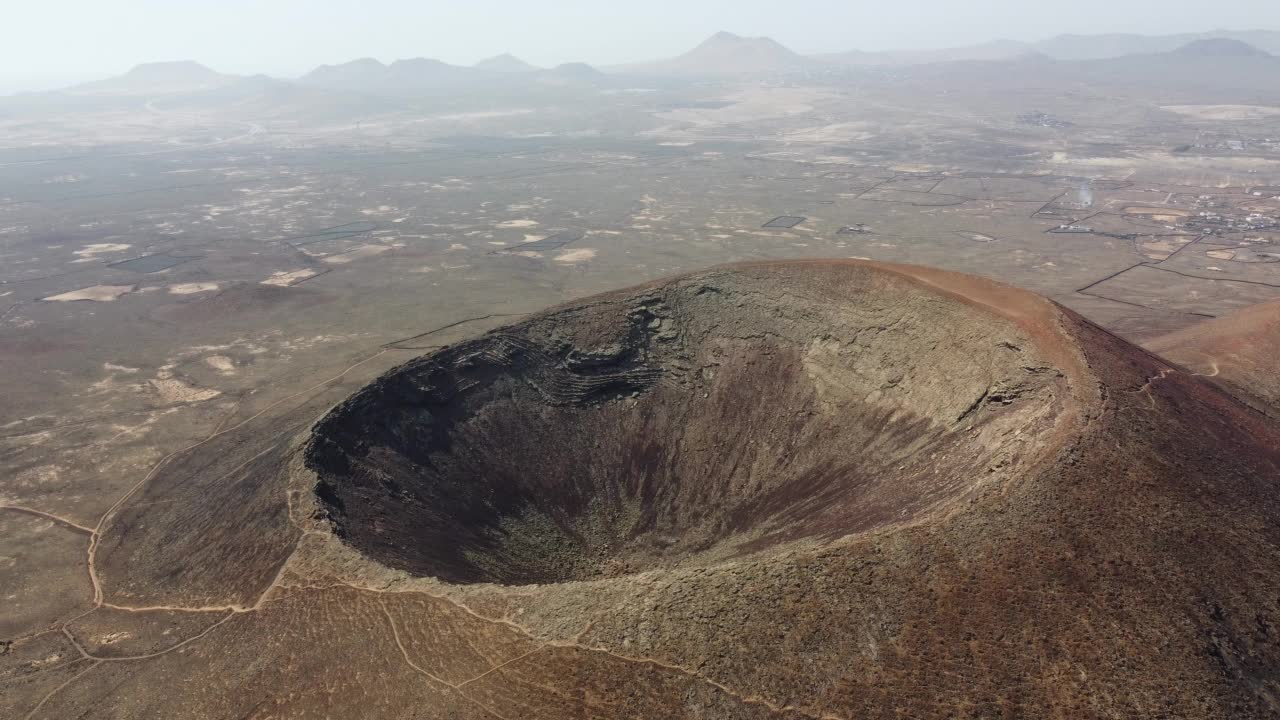 在加那利群岛的火山口的鸟瞰图。视频素材