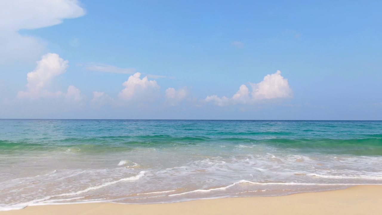 海景自然海滩波浪水溅泡沫海岸线阳光明媚的一天。没有人视频素材