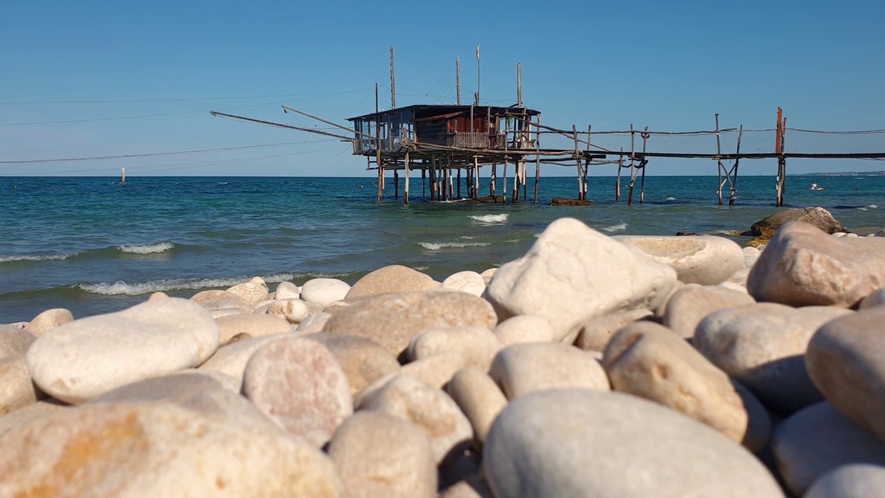 意大利福萨西亚的传统渔具Trabocco。静态的照片视频素材