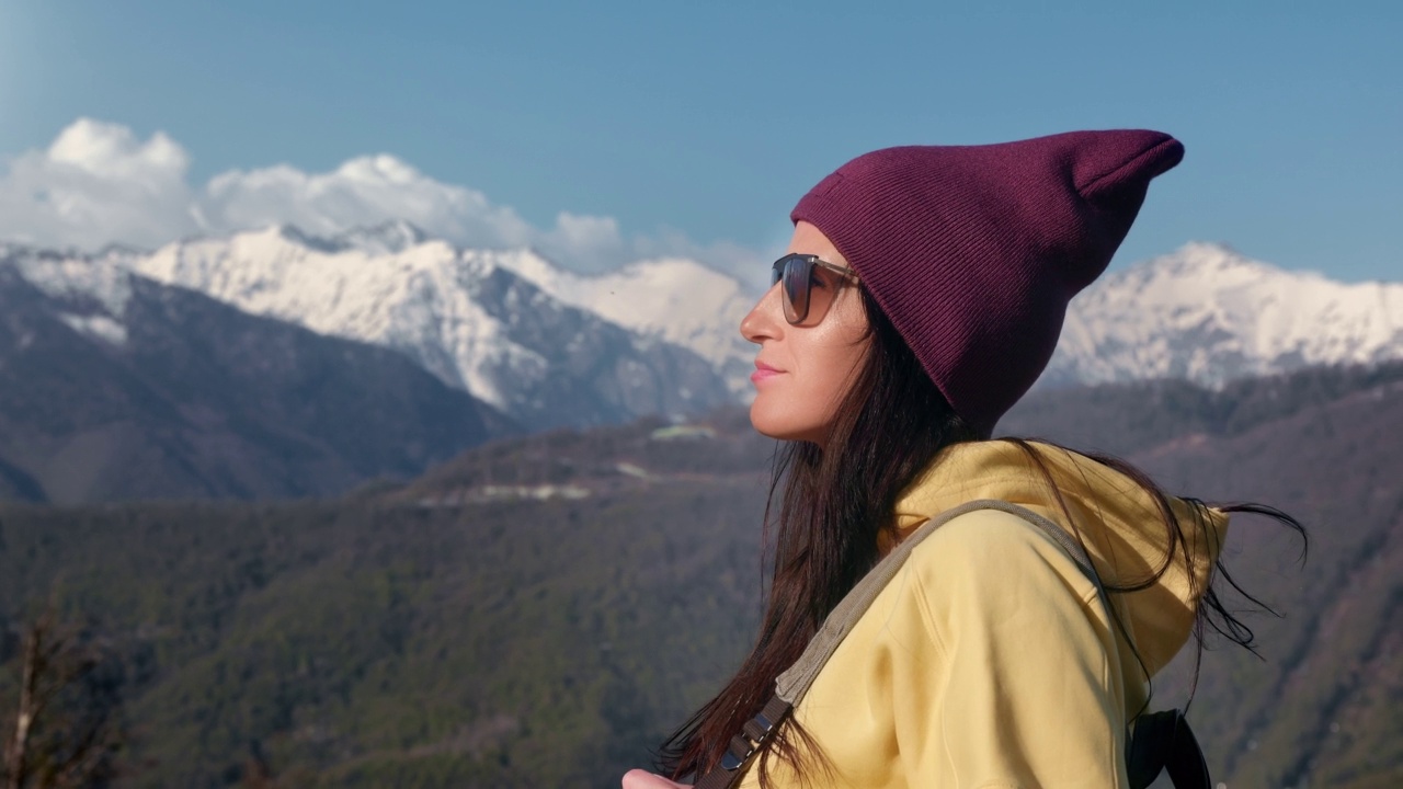 旅行女人背包欣赏自然景观雪山山峰胜者发现探索视频素材