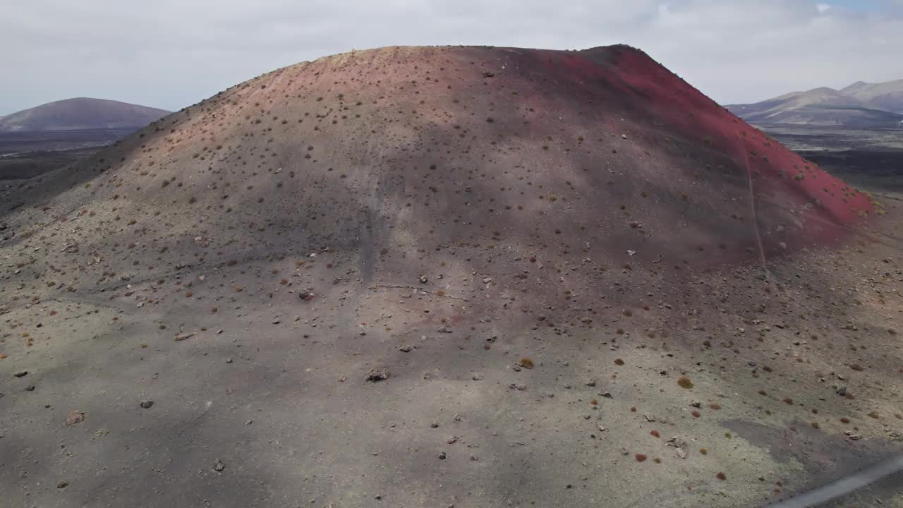 蒙大拿州科罗拉多火山口附近的蒂曼法亚国家公园，兰萨罗特，加那利群岛，西班牙。2倍的速度从30帧/秒。视频素材