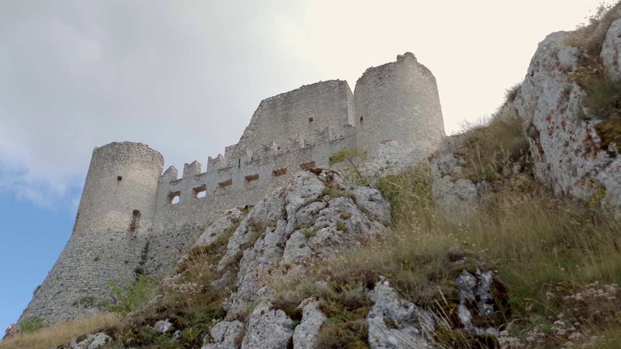 阿布鲁佐Rocca Calascio古堡垒的低角度全景图。意大利视频素材