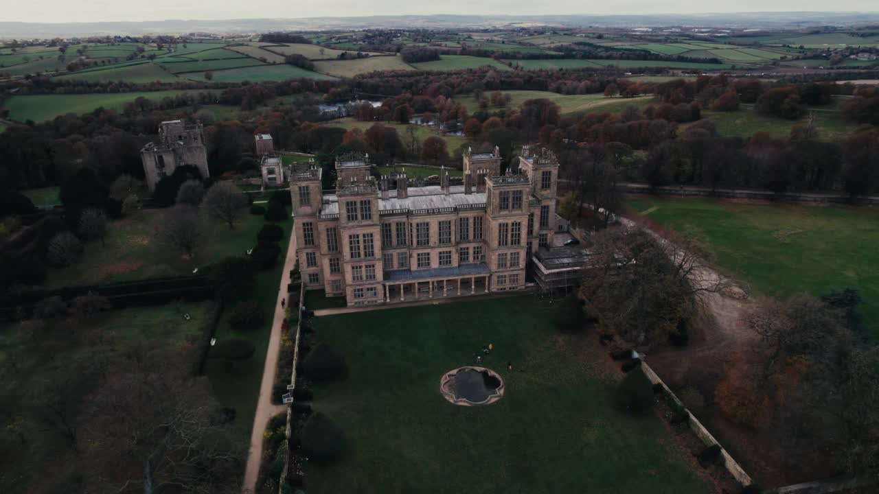 无人机俯瞰Hardwick Hall，国家信托财产，德比郡，英格兰，英国，欧洲视频素材