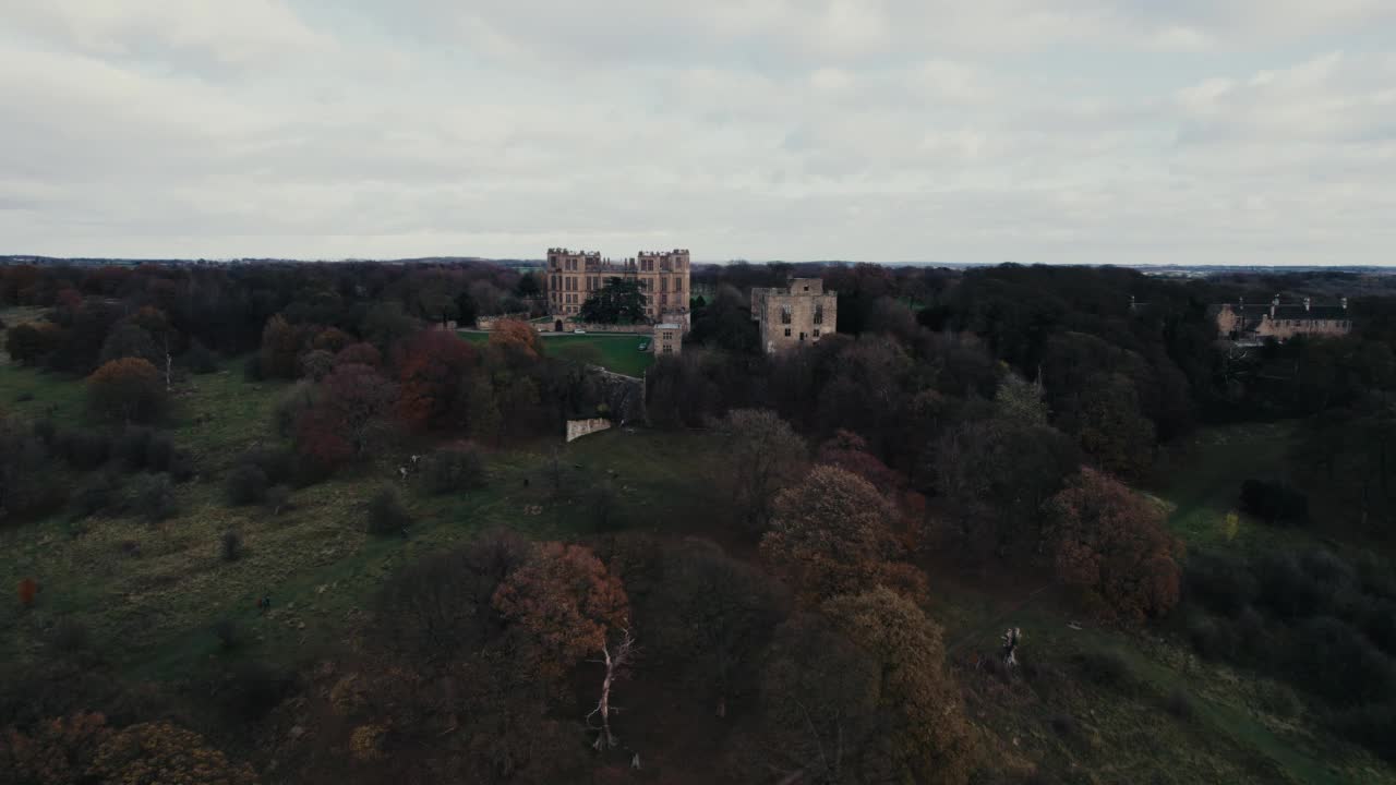 无人机俯瞰Hardwick Hall，国家信托财产，德比郡，英格兰，英国，欧洲视频素材