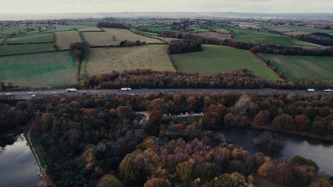 无人机在M1高速公路附近Hardwick Hall，德比郡，英格兰，英国，欧洲视频素材