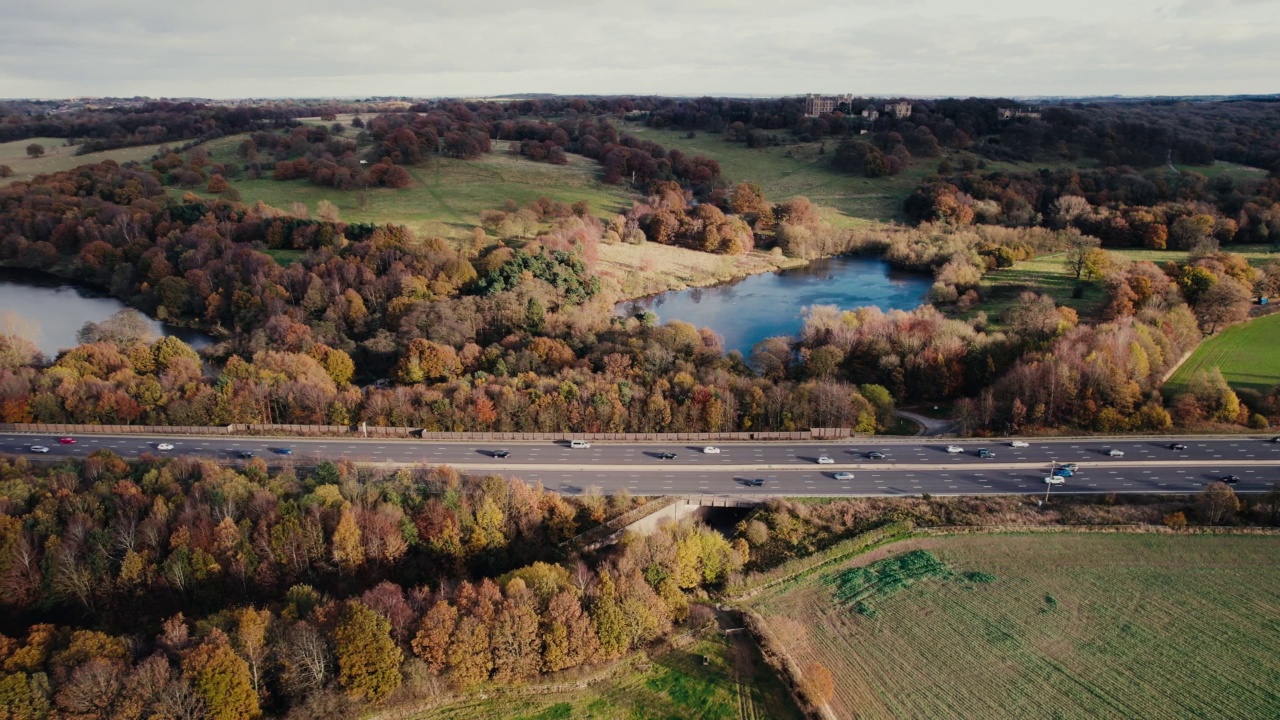 无人机在M1高速公路附近Hardwick Hall，德比郡，英格兰，英国，欧洲视频素材