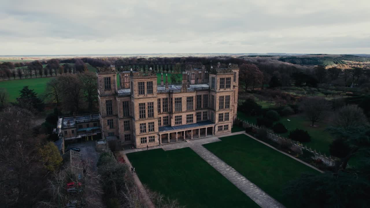 无人机俯瞰Hardwick Hall，国家信托财产，德比郡，英格兰，英国，欧洲视频素材