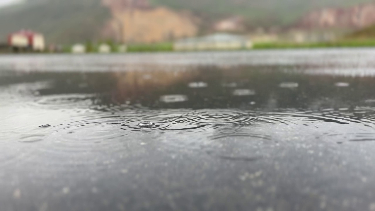 雨农村沥青视频素材