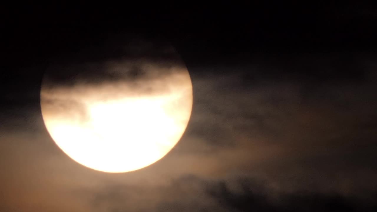 太阳和云在天空中飘荡。视频素材