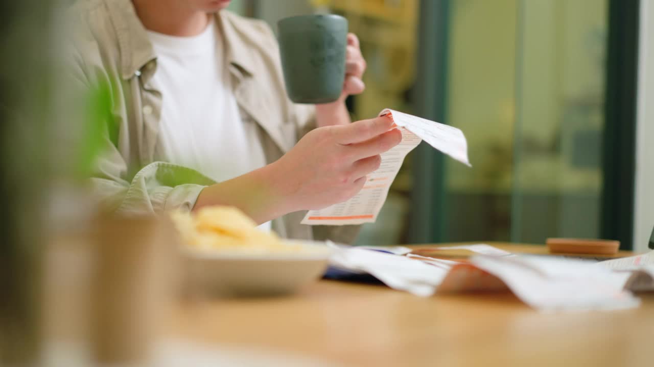 男人在家里付账单视频素材